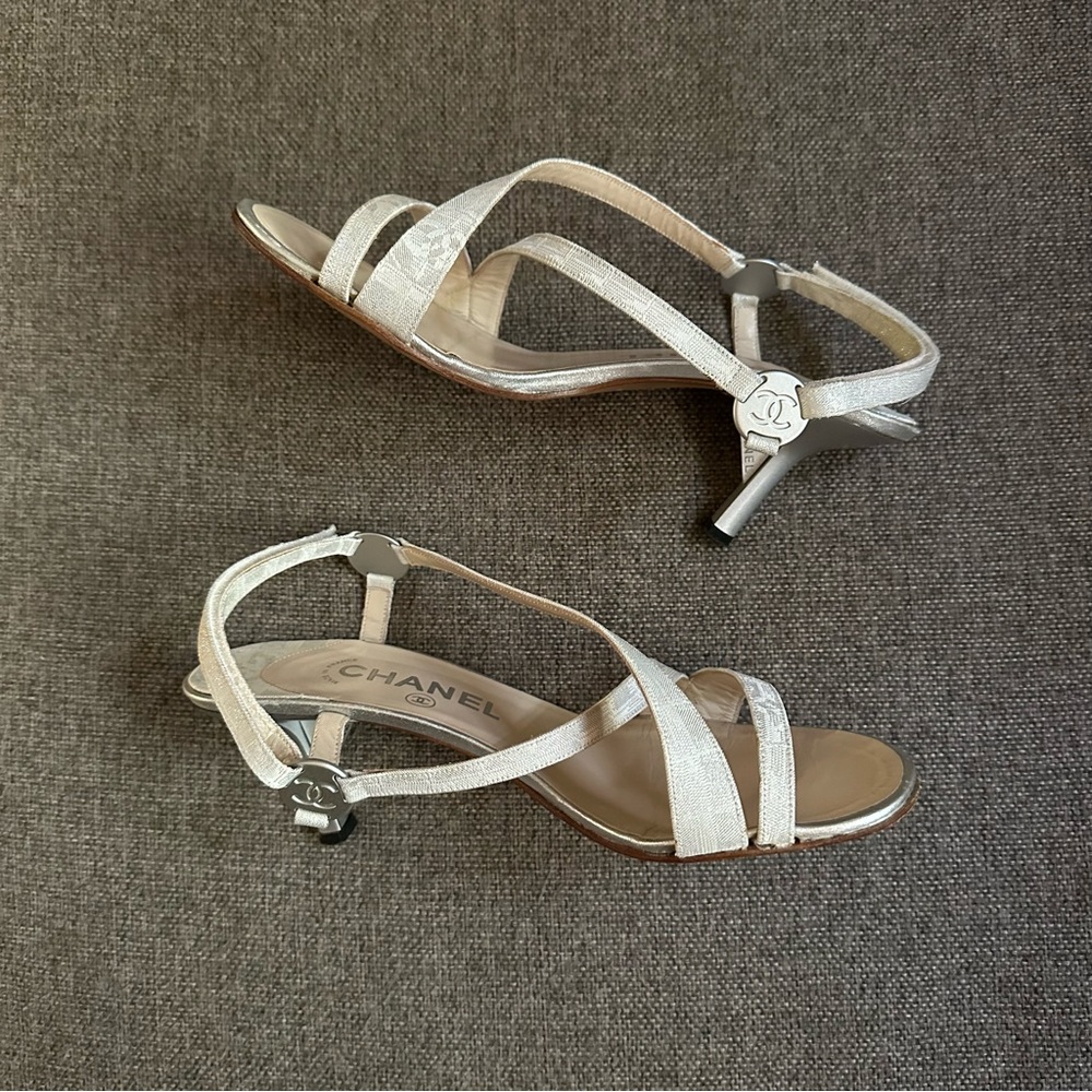 Vintage silver Chanel strappy heels - Picture 5 of 10
